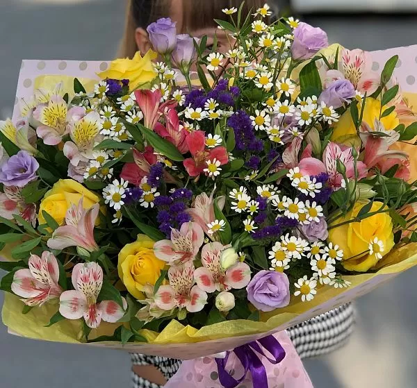 Букет цветов нежнее нежного (Роза Эквадор 40см микс и Альстромерия) | Картинка №2