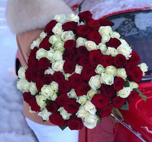 Букет цветов 101 высокая красная и белая роза (Роза Россия 70см Рэд Наоми по Акции и Роза Россия 70см по Акции) | Картинка №4
