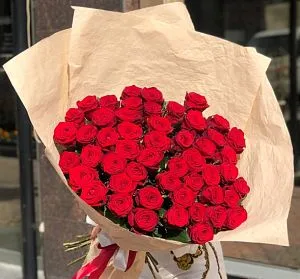 Букеты из 51 розы — 51 красная высокая роза