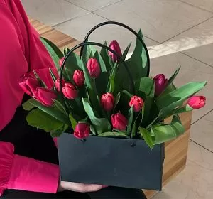 Композиции из цветов — 19 тюльпанов в сумочке