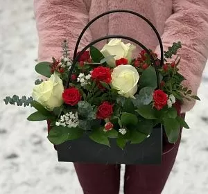 Букеты роз в Екатеринбурге — Сумочка с цветами