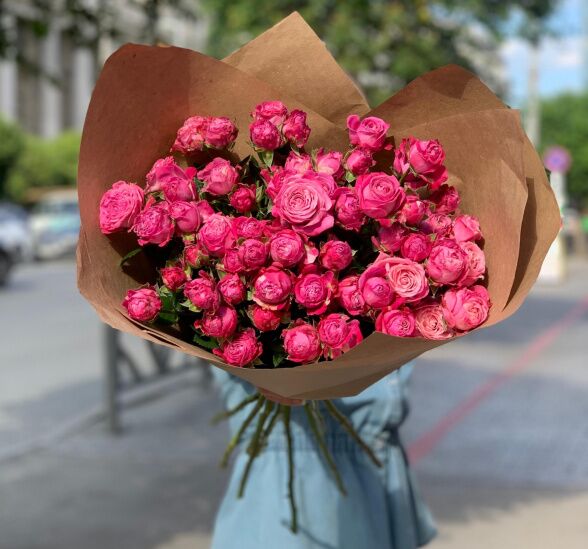 Букет цветов малиновое безе (Роза кустовая  60-70 см и Упаковка для цветов) | Картинка №1