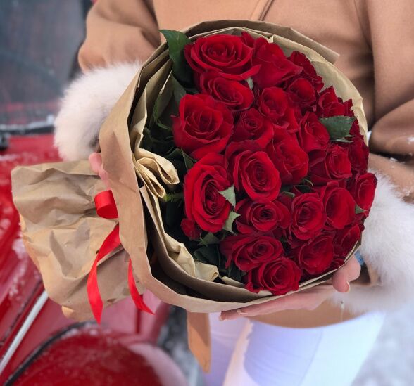 Букет цветов тонкий намек (Роза Эквадор 50 см сортовая и Упаковка для цветов) | Картинка №1