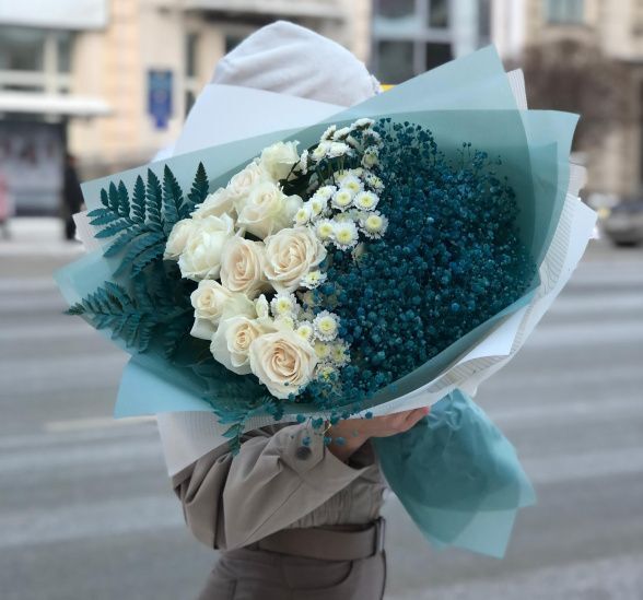 Букет цветов северное сияние (Роза Россия 50 см и Гипсофила крашенная) | Картинка №1
