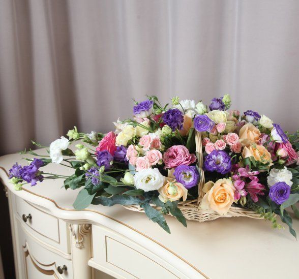 Оформление цветов на свадебном столе