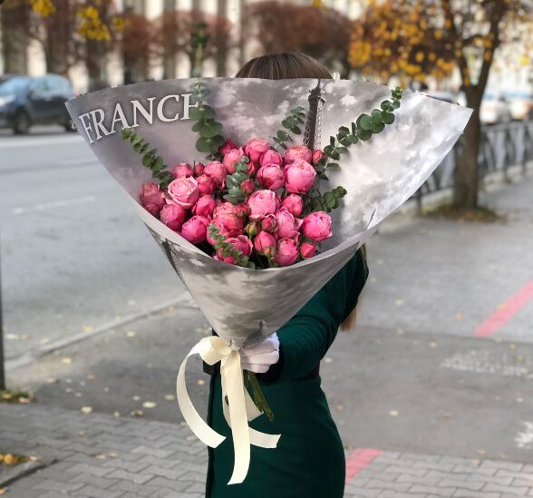 Букет цветов 9 пионовидных роз (Роза кустовая 50 см и Эвкалипт) | Картинка №1