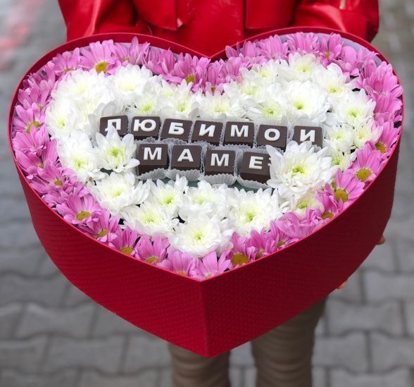 Букет цветов родной маме (Хризантема кустовая и Конфеты Буквы из Шоколада (шт)) | Картинка