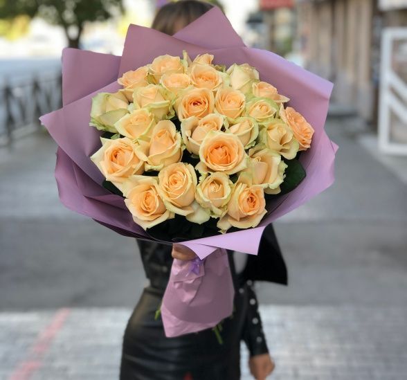 Букет цветов 25 кремовых роз (Роза Россия 50 см Цветная по Акции и Упаковка для цветов) | Картинка №1