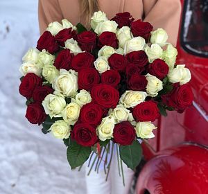Цветы по акции — 51 высокая красная и белая роза
