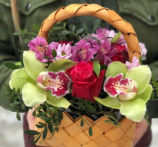 милая корзинка с цветами (Орхидея Цимбидиум и Роза Россия 50 см Цветная) | Картинка №2