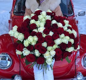 Цветы на годовщину свадьбы — 101 высокая красная и белая роза