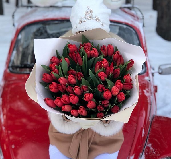 Букет цветов 51 красный тюльпан (Тюльпан по акции и Упаковка для цветов) | Картинка №2