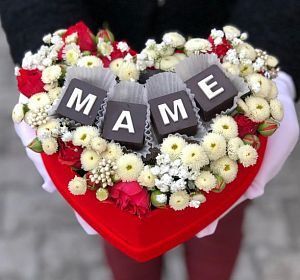 Цветы на юбилей — Коробка с цветами и конфетами Маме