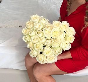 Букеты белых роз — Цветы в коробочке "Любимой"
