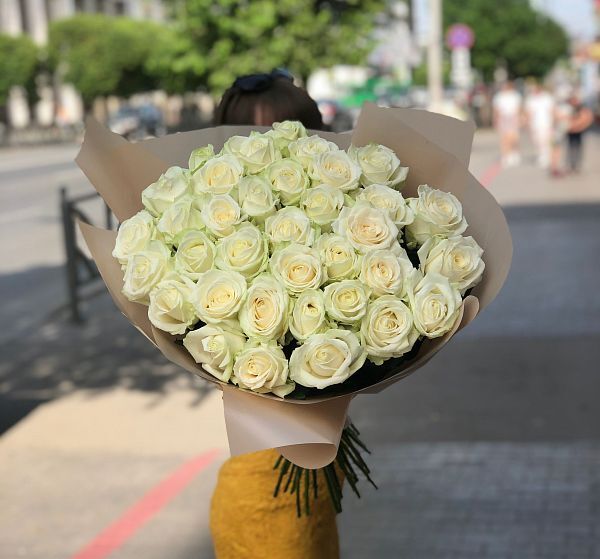 Купить букет из белых роз  — 35 шт | Заказать доставку в Екатеринбурге | Картинка №3