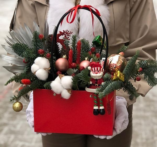 Букет цветов новогоднее чудо (Нобилис и Фигурка новогодняя) | Картинка