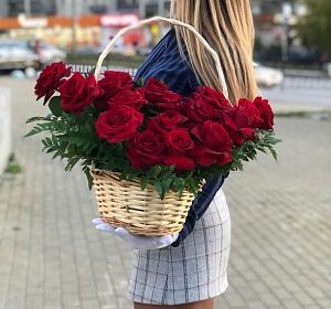 Цветы на свадьбу — 25 красных роз в корзине