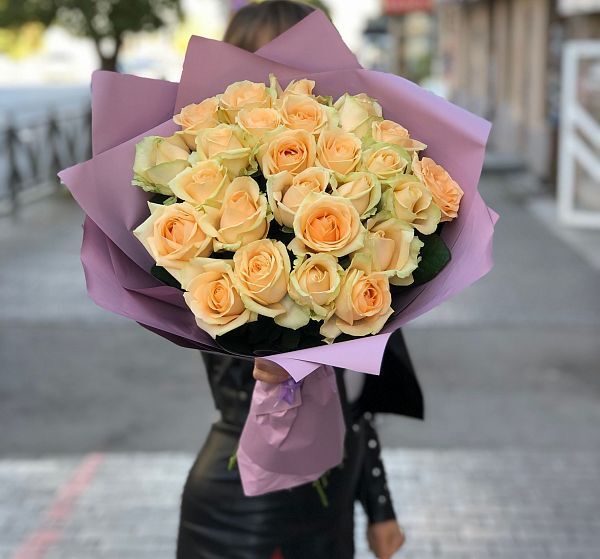 Букет цветов 25 кремовых роз (Роза Россия 50 см Цветная по Акции и Упаковка для цветов) | Картинка