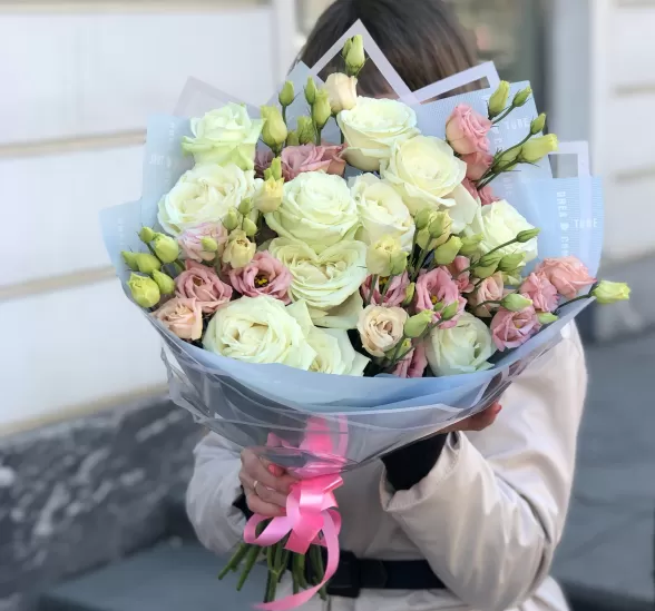 Букет цветов вкус весны (Роза Россия 50 см Аваланш и Эустома) | Картинка №1