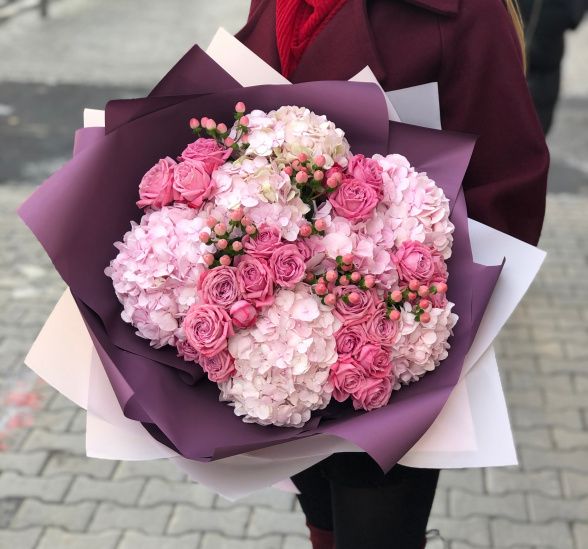 Букет цветов теплый сюрприз (Гидрангея 50-60 см и Роза кустовая  60-70 см) | Картинка №1
