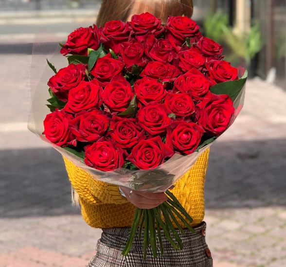 25 красных роз | Сюрприз любимой женщине | Доставка цветов в Екатеринбурге | Картинка №1