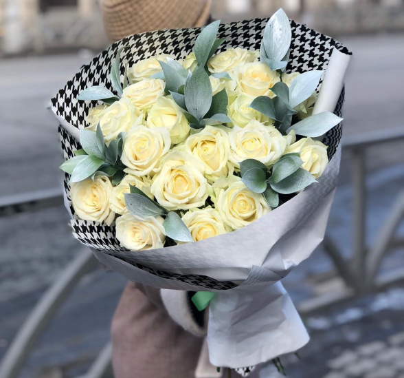 Букет цветов мерлин монро (Роза Россия 50 см Аваланш и Рускус) | Картинка №1