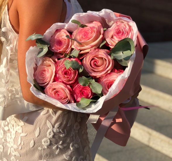 Букет цветов розовый фламинго (Роза Эквадор 50 см микс и Эвкалипт) | Картинка №1