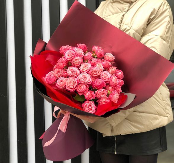 Букет цветов самой красивой (Роза кустовая  60-70 см и Упаковка для цветов) | Картинка №1