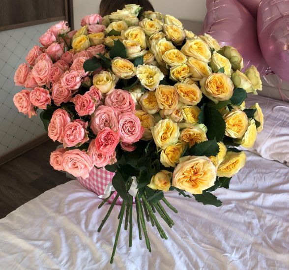 Букет цветов 25 кустовых роз (Роза кустовая по Акции и Упаковка для цветов) | Картинка №1