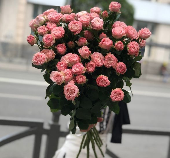 Букет цветов 9 роз бомбастик  (Роза кустовая  60-70см и ) | Картинка №1