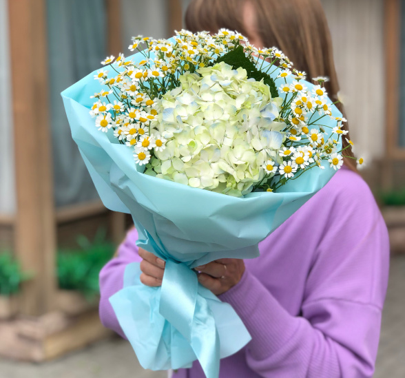 Букет цветов сливочный аромат (Гидрангея 50-60 см и Матрекария) | Картинка №1
