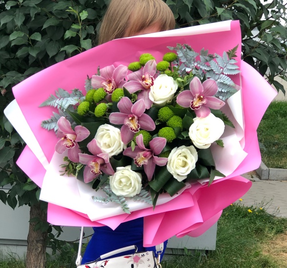 Букет цветов сливочное безе (Роза Россия 50 см Аваланш и Орхидея Цимбидиум) | Картинка №1