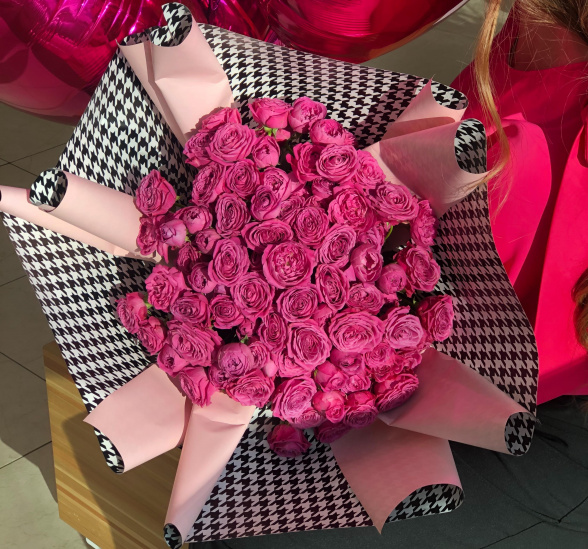 Букет цветов 45 роз мисти бабблс (Роза кустовая 50 см и Упаковка для цветов) | Картинка №1