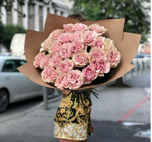 Букет цветов нежный бриз (Роза 50 см сортовая и Упаковка для цветов) | Картинка №1