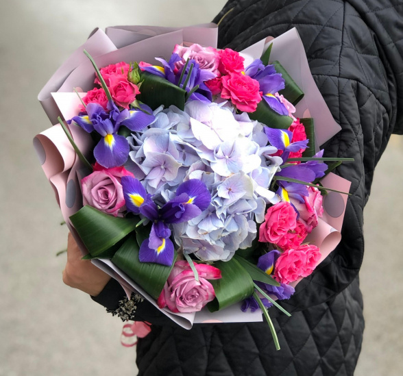 Букет цветов сиреневый восторг (Гидрангея 50-60 см и Роза кустовая 50 см) | Картинка №1