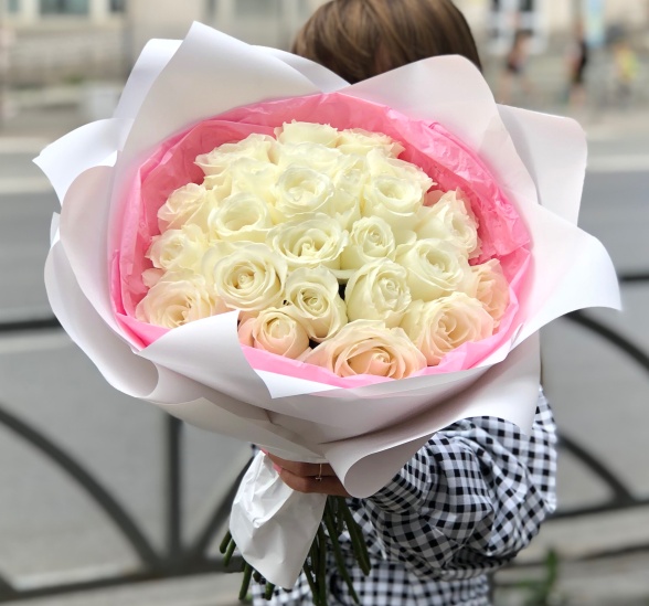 Букет цветов в саду грез (Роза Россия 50 см Аваланш по Акции и Упаковка для цветов) | Картинка №1