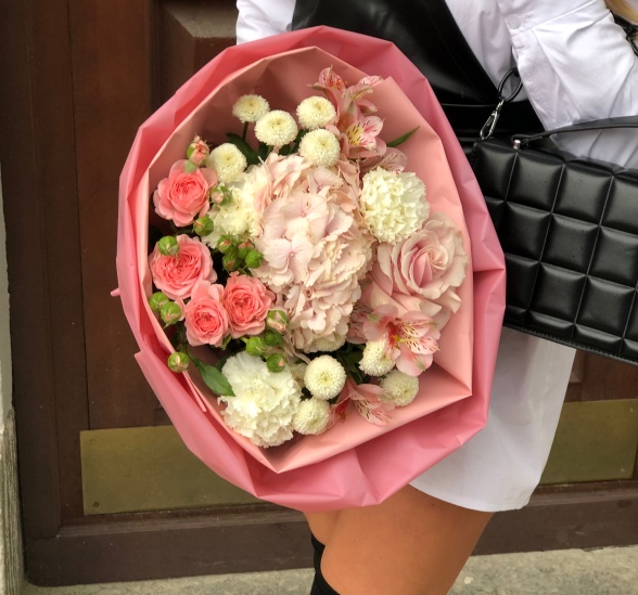 Букет цветов соблазн (Гидрангея Голандия и Роза кустовая 50 см) | Картинка №1