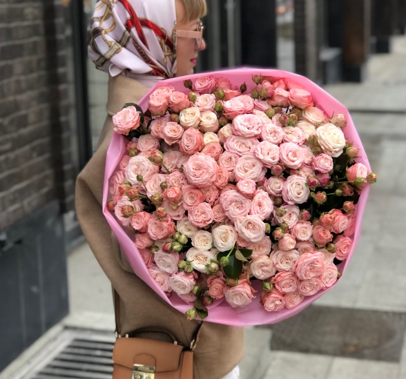 Букет цветов цветочный витраж (Роза кустовая 50 см и Упаковка для цветов) | Картинка №1