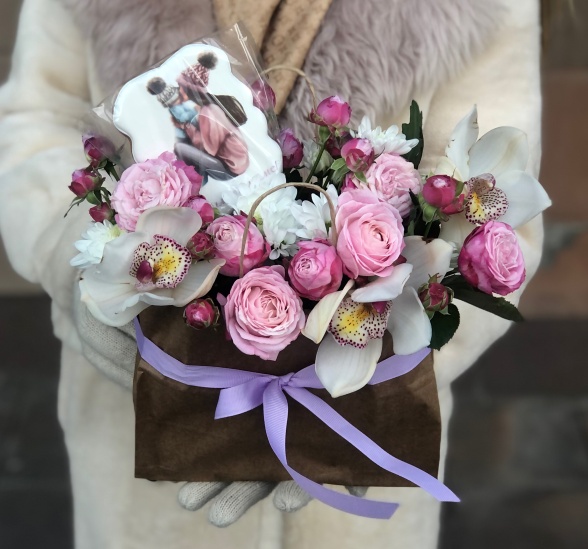 Пакет с цветами тому, кто в сердце (Орхидея Цимбидиум и Роза кустовая 50 см) | Картинка №1