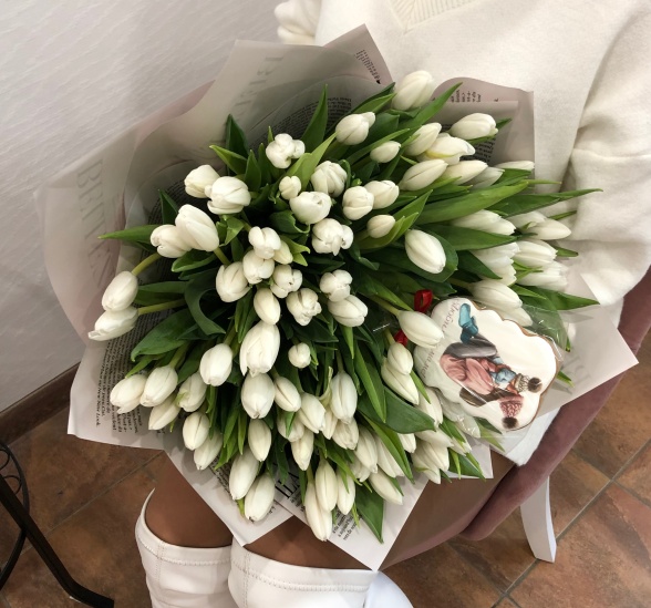 Букет цветов 101 белый тюльпан (Тюльпан и Упаковка для цветов) | Картинка №1