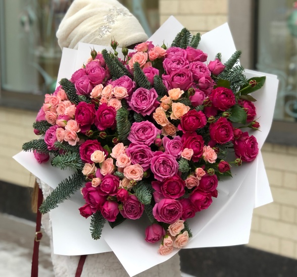 Букет цветов новогоднее ассорти (Нобилис и Роза кустовая 50 см) | Картинка №1