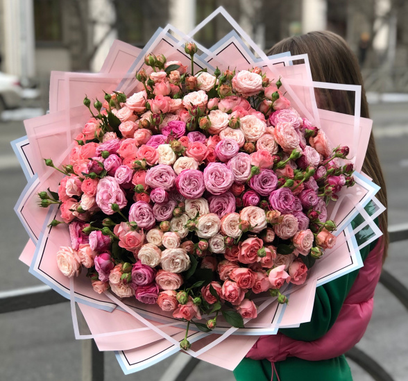 Букет цветов афродита (Роза кустовая 50 см и Упаковка для цветов) | Картинка №1