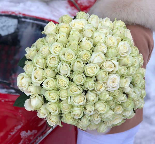 Букет цветов 101 белая высокая роза (Роза Россия 70см по Акции и Лента атласная) | Картинка №3