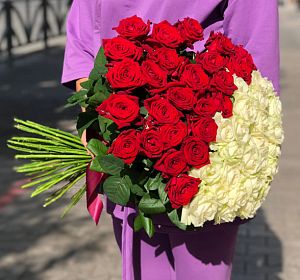 Букеты белых роз — 51 красная и белая роза
