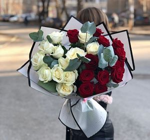 Букеты белых роз — Букет "Рэд энд Вайт"