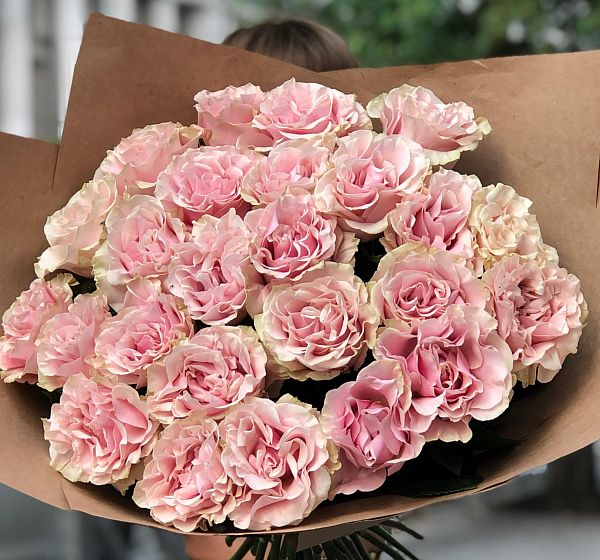 Букет цветов нежный бриз (Роза 50 см сортовая и Упаковка для цветов) | Картинка №2