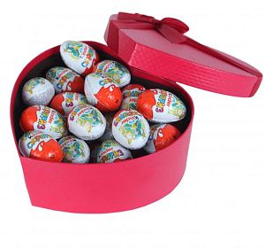 Композиции из цветов и конфет — Коробка с Киндерами средняя