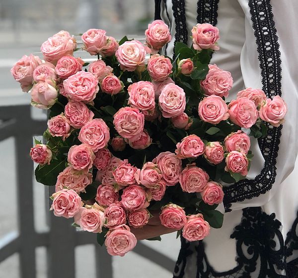 Букет цветов 9 роз бомбастик  (Роза кустовая  60-70 см и ) | Картинка №2