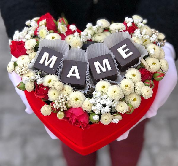 Коробка с цветами и конфетами Маме  №3