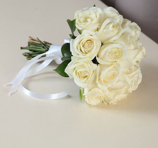 Букет цветов вечная любовь (Роза Эквадор 40см микс и Рускус) | Картинка №4
